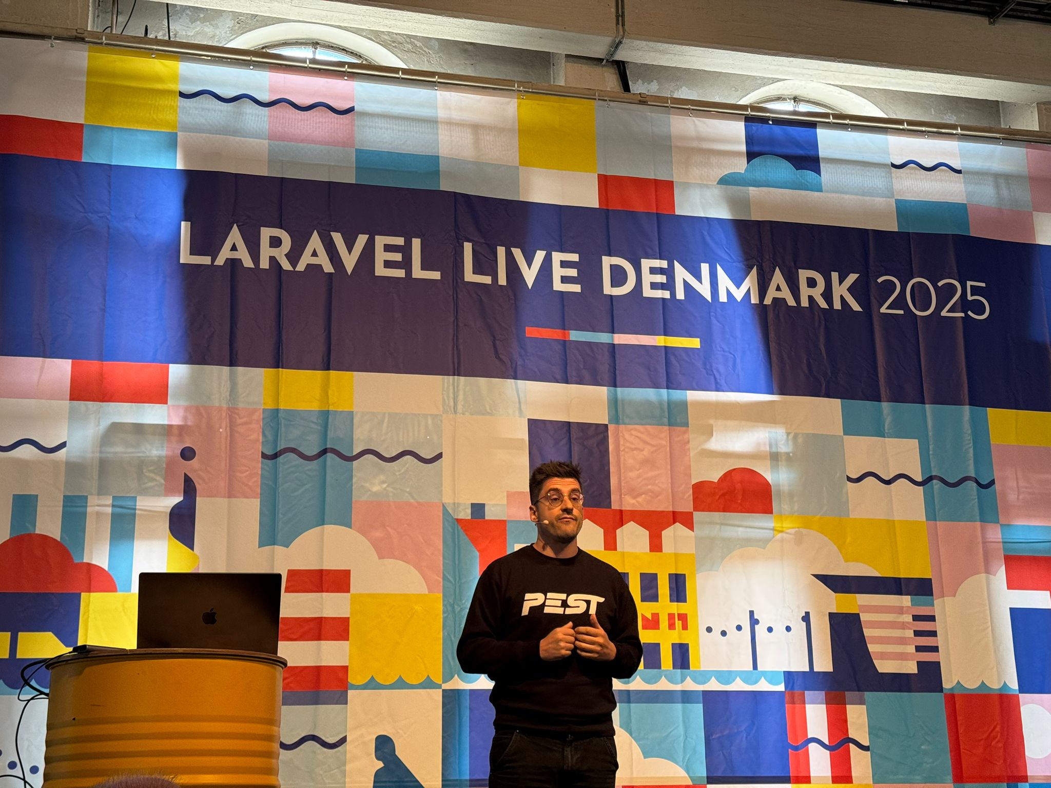 Nuno Maduro lanceert Pest 4 live on stage tijdens Laravel Live Denmark.
